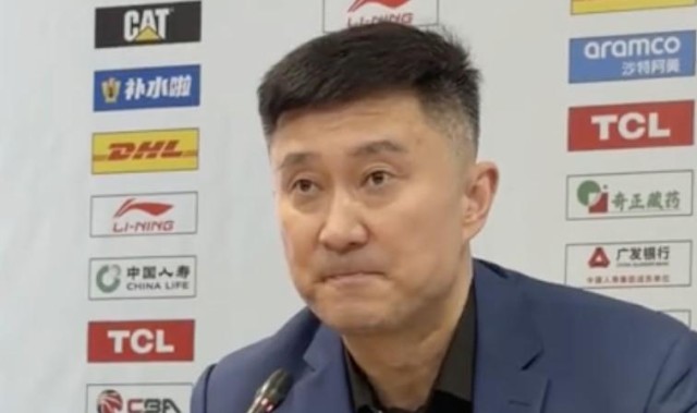 NBA直播-杜锋暖心祝福球迷大爷：每次来吉林都会看到他，希望他一切顺利