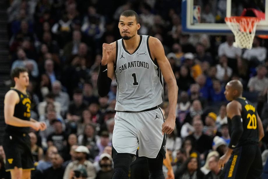 [图]文班亚马26+9福克斯27+8 马刺力克勇士六连胜